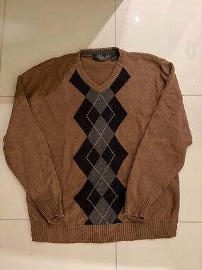Oscar de la Renta Men's V-Neck Argyle Sweater in Brown and Black